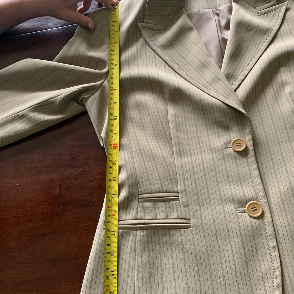 Woman’s suit - Picture 16 of 16